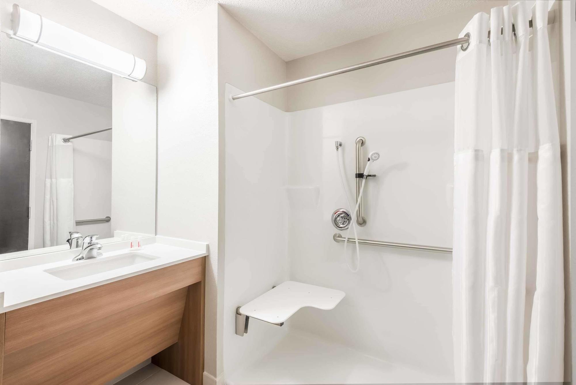 Microtel Inn & Suites By Wyndham Beaver Falls Екстериор снимка